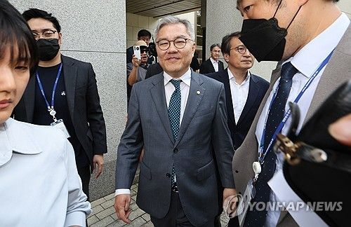 '의원직 상실 확정' 대법원 나서는 최강욱 의원