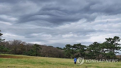 먹구름 낀 하늘