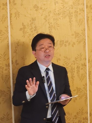 오찬 간담회에서 발표하는 김명중 닛케이기초연구소 수석연구원