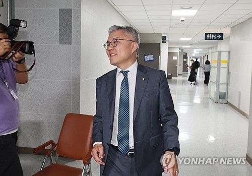 의원실 들어서는 최강욱 의원