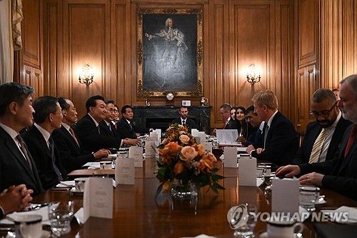 윤 대통령, 리시 수낵 영국 총리와 확대 정상회담