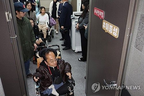 이종성 의원실 나서는 장애인들