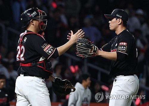 경기 마무리한 김재윤-장성우