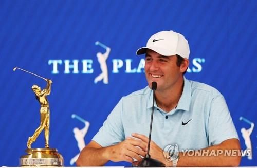 플레이어스 챔피언십 우승 기자회견에 나선 셰플러.