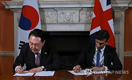 '다우닝가 합의' 서명하는 한영 정상