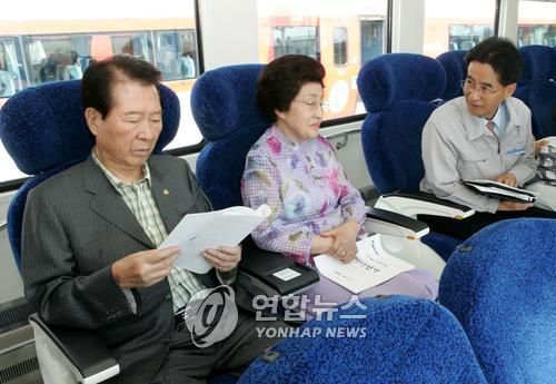 바다열차 탑승한 고 김대중 전 대통령 부부