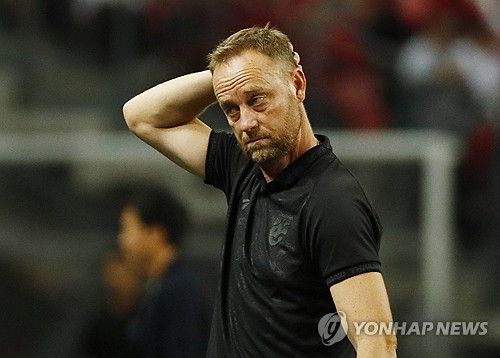 자리에서 물러나는 폴킹 감독