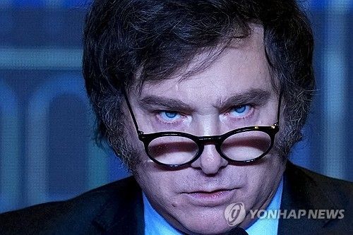 지난 19일(현지시간) 연설하는 밀레이 당선인