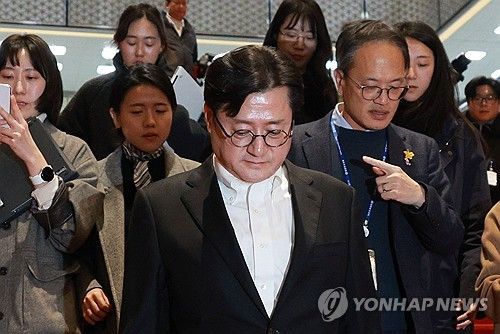 의장실 나서는 홍익표-박주민