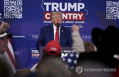 지난 18일 미국 아이오와주 선거 집회에서 연설하는 트럼프