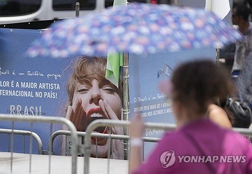 지난 주말 테일러 스위프트 리우데자네이루 콘서트장에 설치된 홍보물