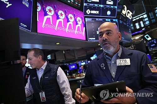 NYSE 입회장에 있는 트레이더들의 모습