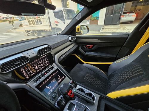 우루스 퍼포만테 1열