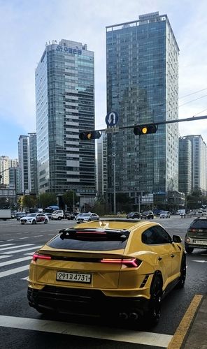 시내 주행 중인 우루스 퍼포만테