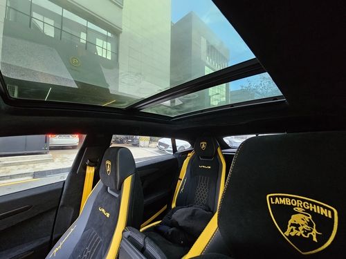 우루스 퍼포만테 시트와 파노라믹 글래스