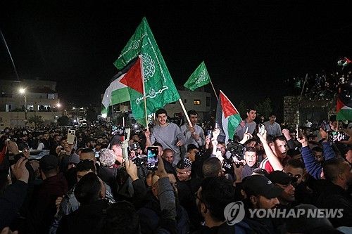 이스라엘서 석방된 팔레스타인 수감자(가운데)와 가자지구 주민들