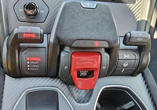 우루스 퍼포만테 기어 전환 장치