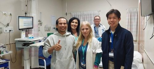 석방된 태국 노동자와 이스라엘 의료진