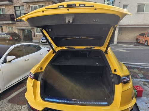 우루스 퍼포만테 트렁크를 연 모습