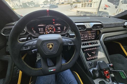 우루스 퍼포만테 운전석