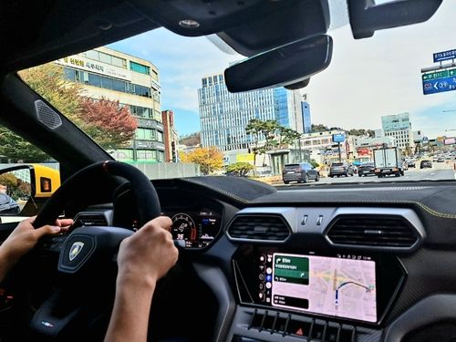 우루스 퍼포만테를 운전하는 모습