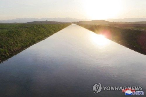 북한 함남 금야군에 100여리 자연흐름식 물길공사 완공