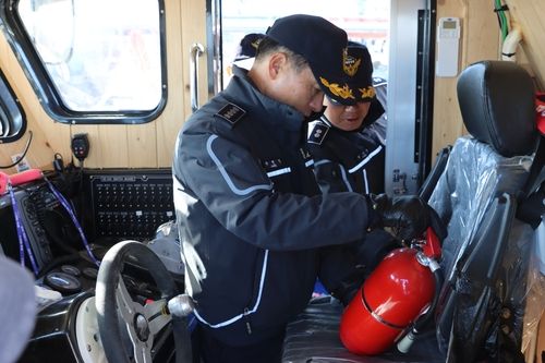 선박 소화 장비 살피는 속초해경