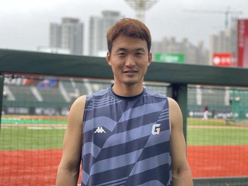 인터뷰하는 안권수