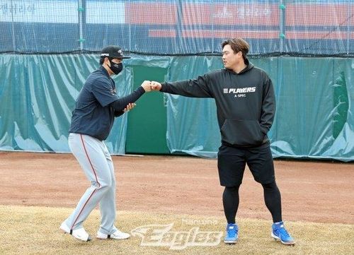 2022년 스프링캠프에서 만난 문동주(왼쪽)와 류현진