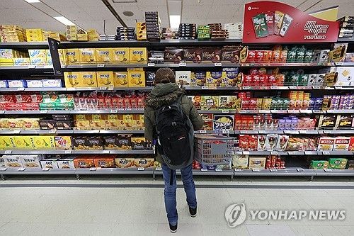 고물가 속 과자 고르기