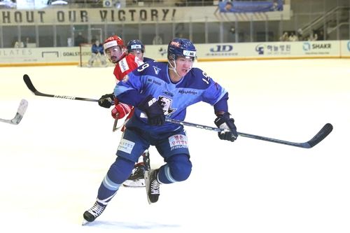 홋카이도 레드이글스전에서 빙판을 질주하는 김상욱