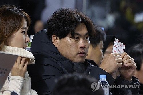 5차전 관전하는 류현진