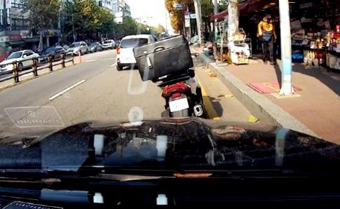 차량 블랙박스에 찍힌 절도 용의자 오토바이