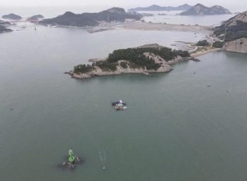 선유도 해역에서 조사 중인 발굴바지선