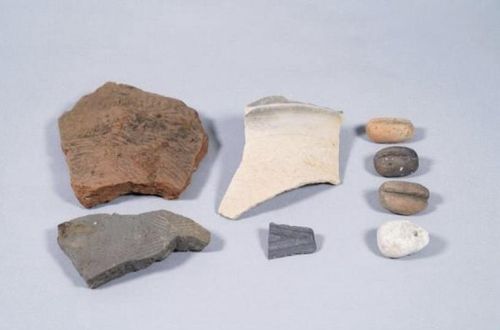 선유도 해역에서 발굴한 간돌검, 기와, 토기, 어망추