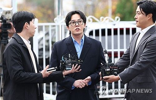 질문에 답하는 지드래곤