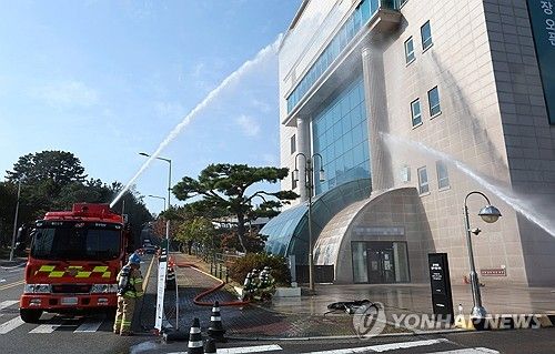 백화점 방수하는 소방대원들