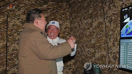 정찰위성 발사 성공에 환호하는 북한 김정은과 김정식