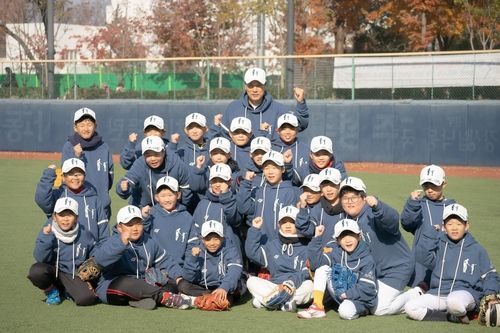 어린이 선수들과 기념 촬영하는 이승엽 두산 감독