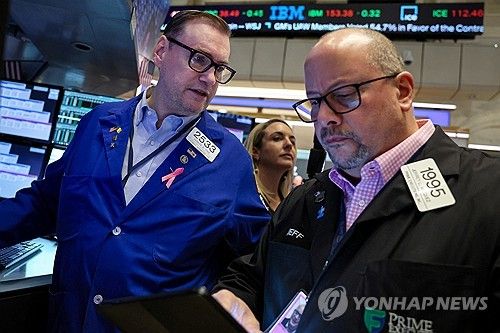 NYSE 입회장에서 일하는 트레이더들의 모습