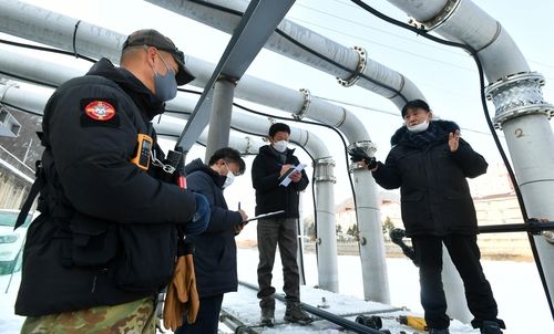 최문순 화천군수(오른쪽) 시설 점검