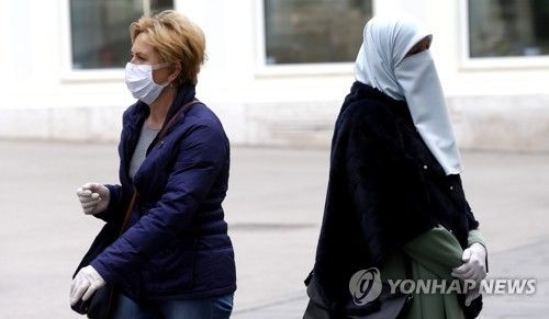 히잡을 쓰고 걷는 여성