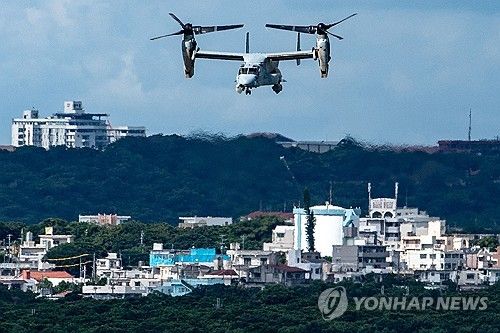 일본 오키나와 상공에서 비행 중인 오스프리