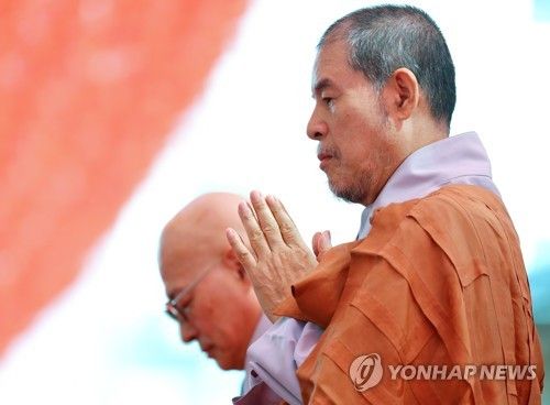 108배하는 진우 스님과 자승 스님