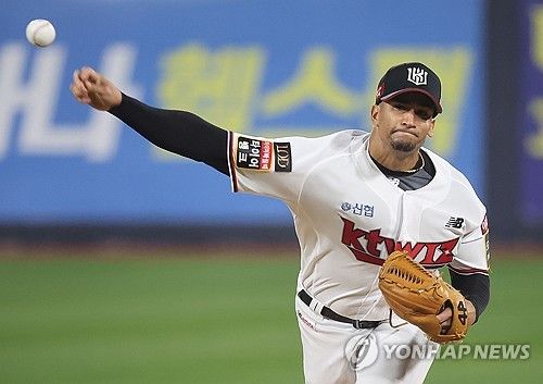 역투하는 쿠에바스