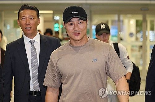 밝은 모습으로 귀국하는 김하성