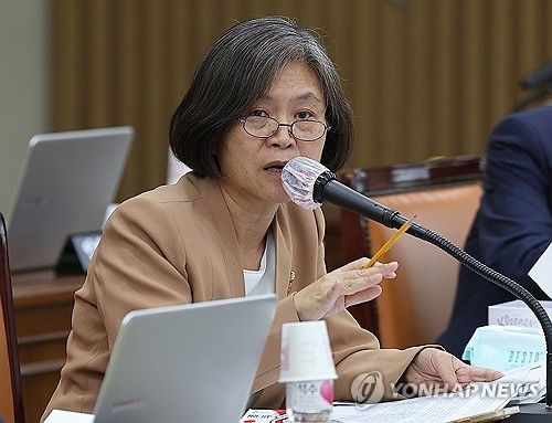 국감서 질의하는 강민정 의원