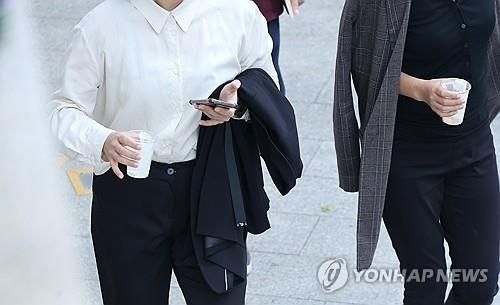 외투는 벗고, 아이스 음료 들고...