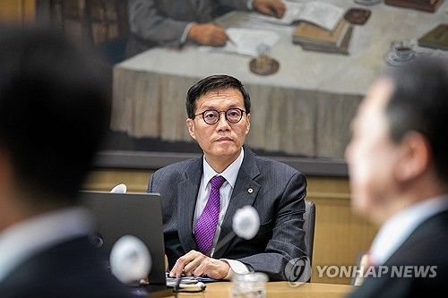 금융통화위원회 주재하는 이창용 총재