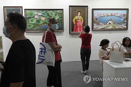 (AP=연합뉴스) 지난 9월 8일 중국 베이징 미술 전시회에 아리랑 갤러리가 출품한 북한 예술품들. 2023.11.4.